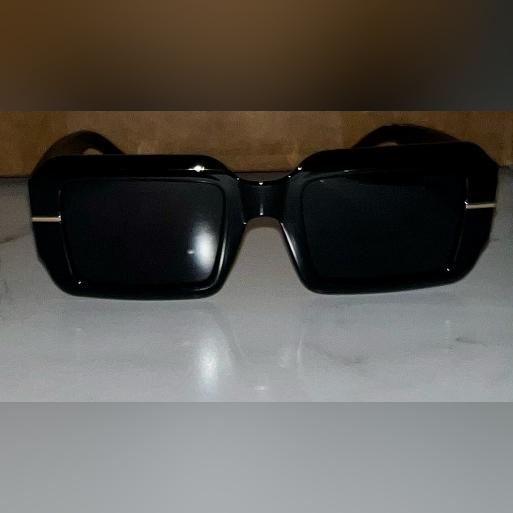 Fendi Stylish Black Rectangular Sunglasses - image 1